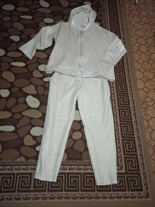 Спортно елегантен  италиански комплект,със златни нишки,шампанс