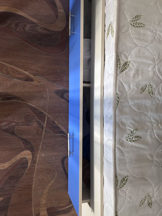 Продается 2х ярусная кровать с матрасом