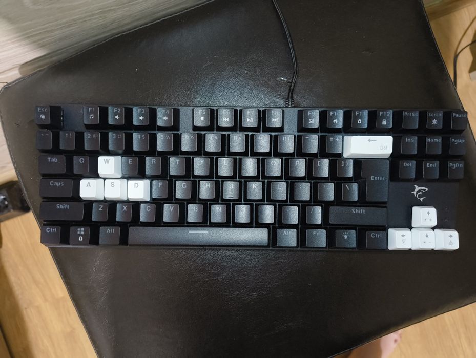 Механична клавиатура WHITE SHARK със сини сличове