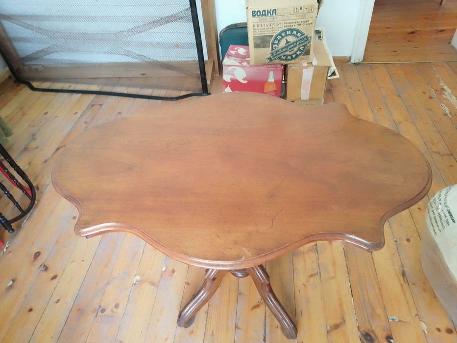 Продавам антикварна маса