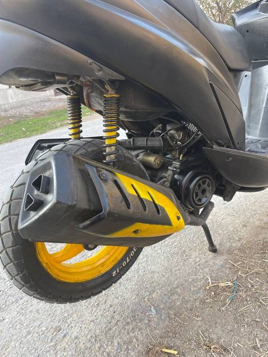 Skutor benzin sotiladi