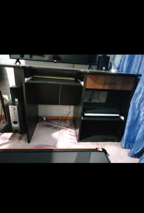 Компьютерный стол с креслом