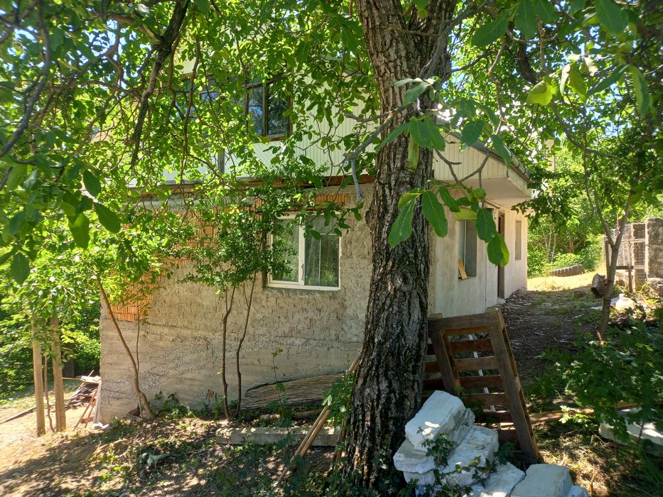 La 500 m de MĂNASTIREA VĂRATEC CASA de vanzare sau TEREN zona de maici