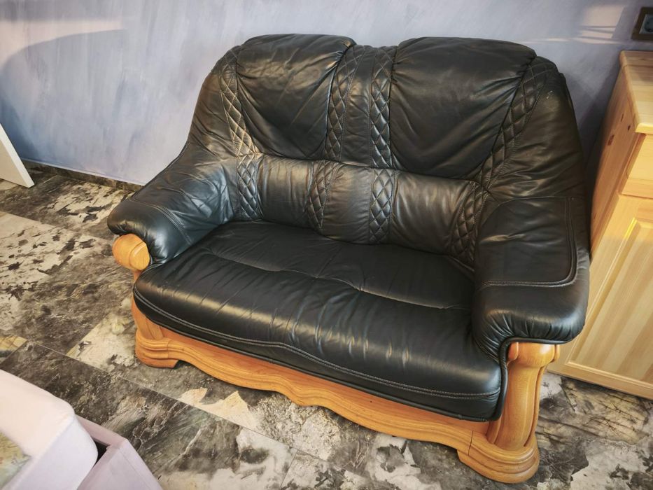 Кожена холна гарнитура и дървена маса.