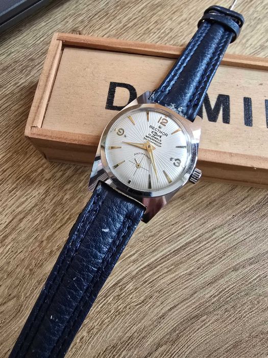 Винтидж механичен часовник "Recthor"