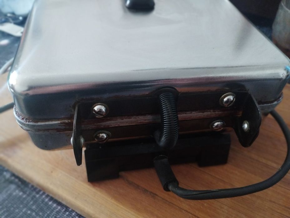 Продам электро вафельницу СССР  1990 года