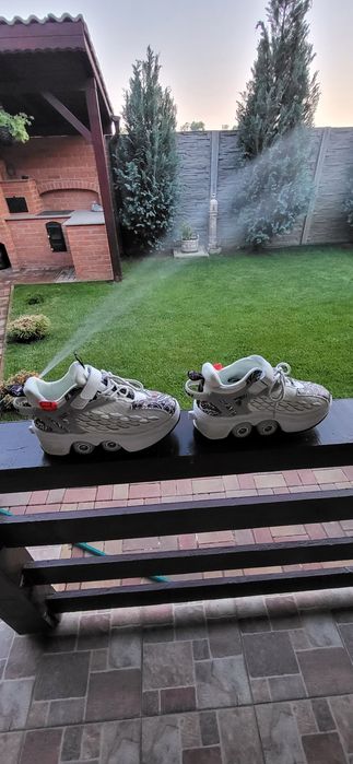 Vând Adidasi cu role noi