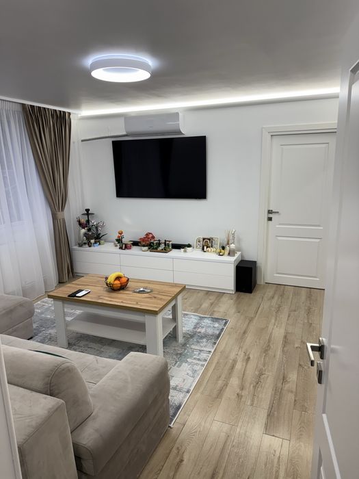 Apartament cu 3 camere,zona Republicii