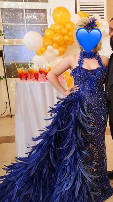 Рокля по тялото с воал от пера!