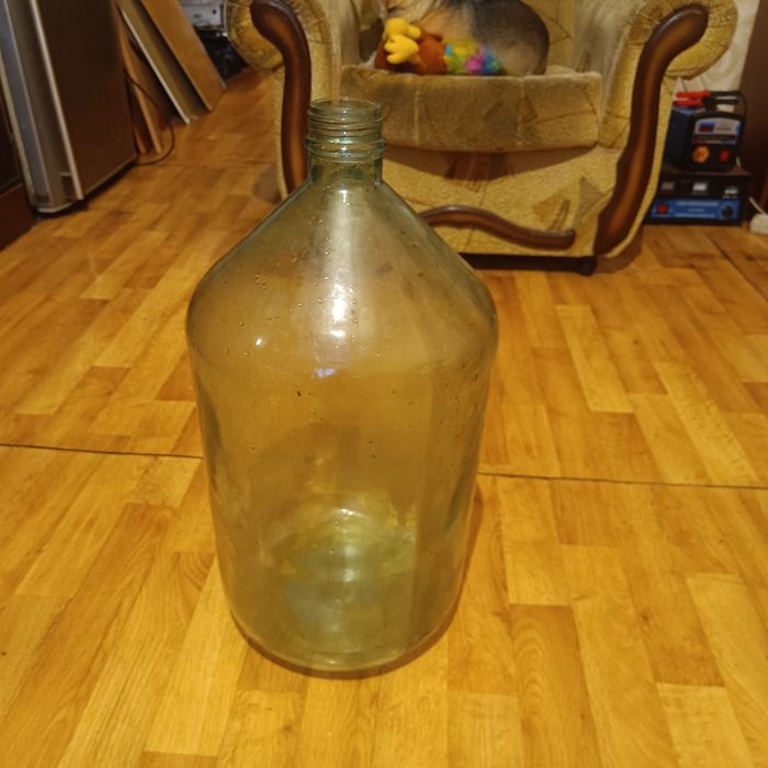 Бутыль 20 литров.