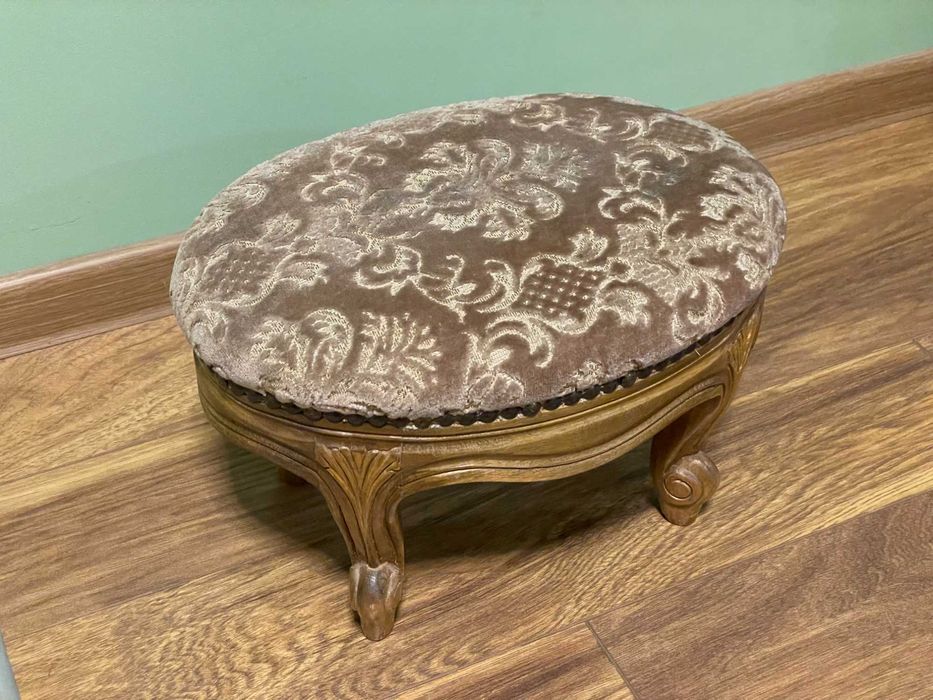 Ретро дървена табуретка или поставка за крака