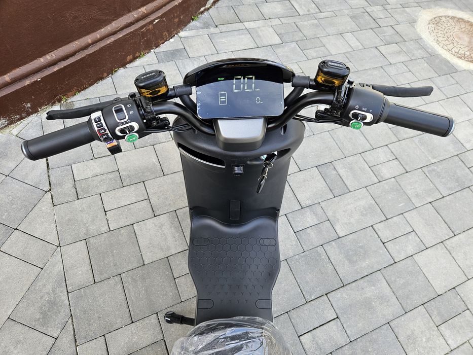 Scuter electric autonomie mare baterie 30Ah  bluetooth 50km/h 900w