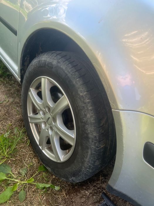 Vand sau dezmembrez volkaswage Golf 4