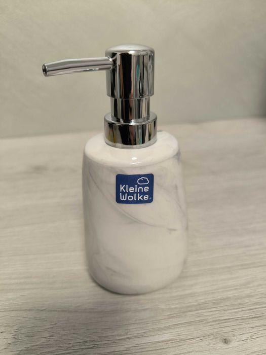 Дозатор за течен сапун и чашка