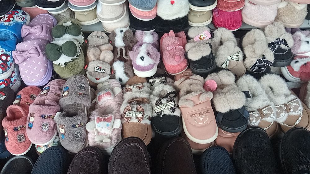 Xoxlagan turdagi jeniski detiski oyoq kiyimlar damashni tapichkar bor