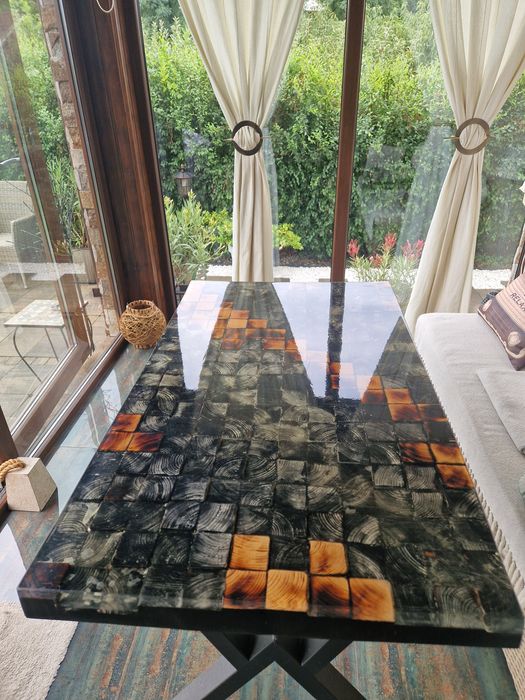 Vând masa cuburi lemn acoperita rasina epoxidica dimensiuni 62x104x79