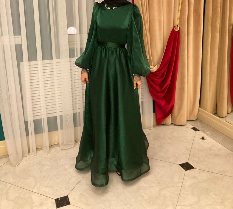 Платья изумруд продаю