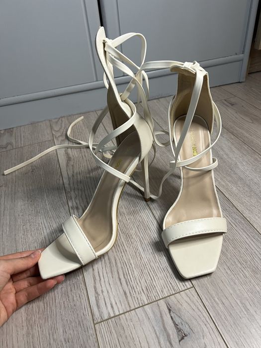 Дамски обувки на висок ток