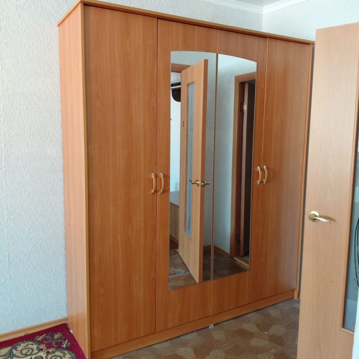 Велосипед, санки, шкаф с зеркалом, люстры