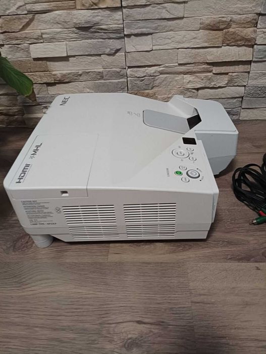 Ултра късофокусен проектор NEC NP-UM301WG