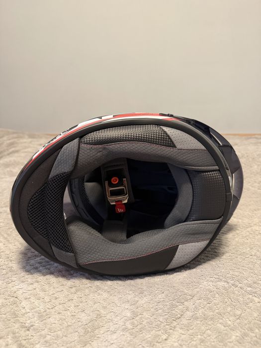 Mt pro carbon каска за мотор