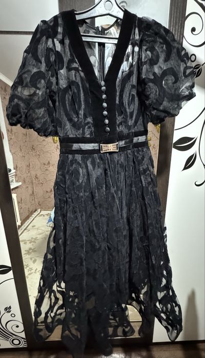 Әдемі қара көйлек, жеңіл матадан, белдікпен