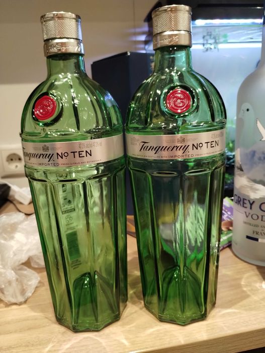 Празни бутилки от алкохол