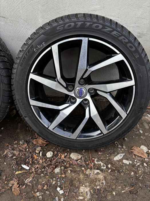 Doua anvelope Pirelli SottoZero Winter 235 45 R18 ci405