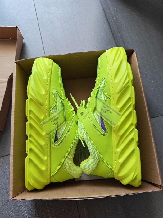 Продам кроссовки новые