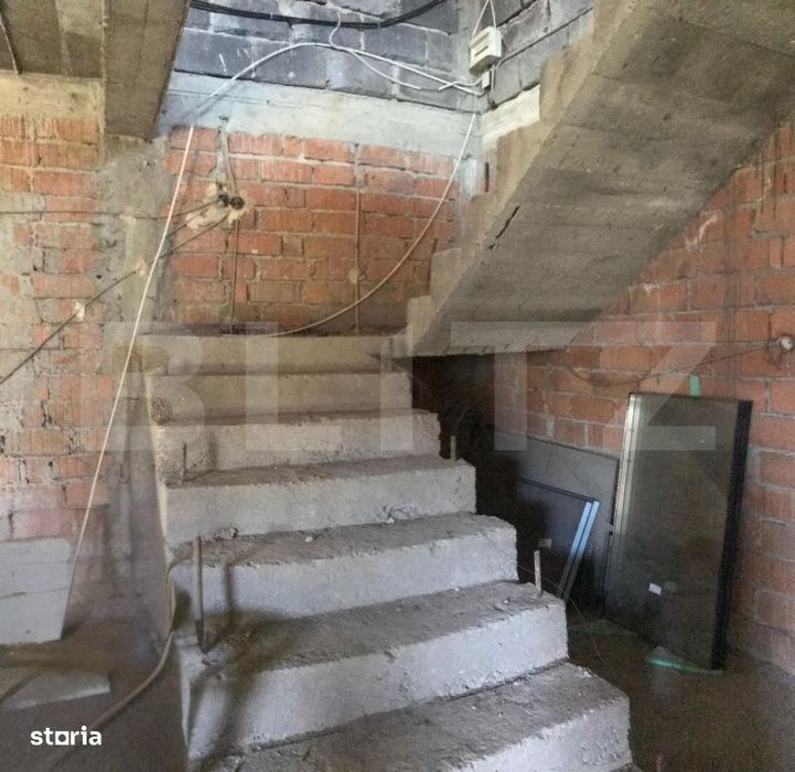 Casa (la rosu), Livada si Padure, Teren Generos si Plata Flexibila –