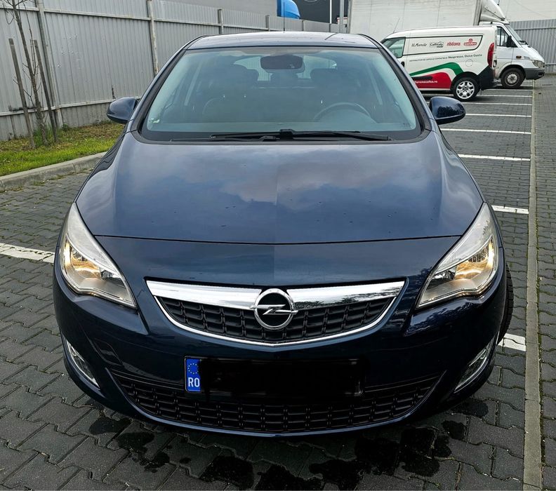 Opel astra J 2011 1,6 turbo,70000 km,automata,180 cp.schimb/variante