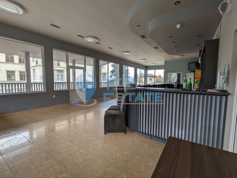 Търговска сграда на два етажа в центъра на град Златарица