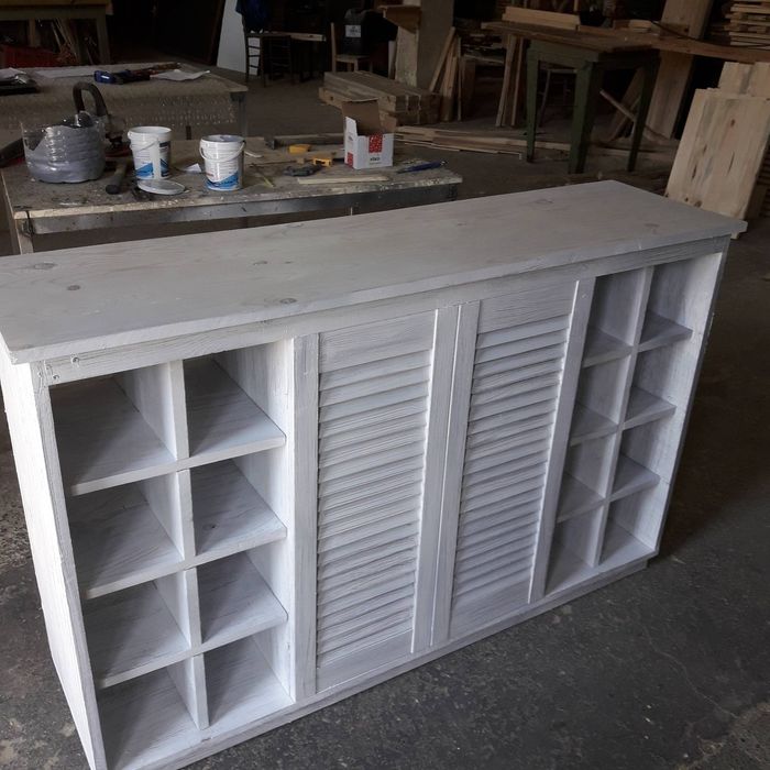 Шкаф за вино със жалузни вратички.