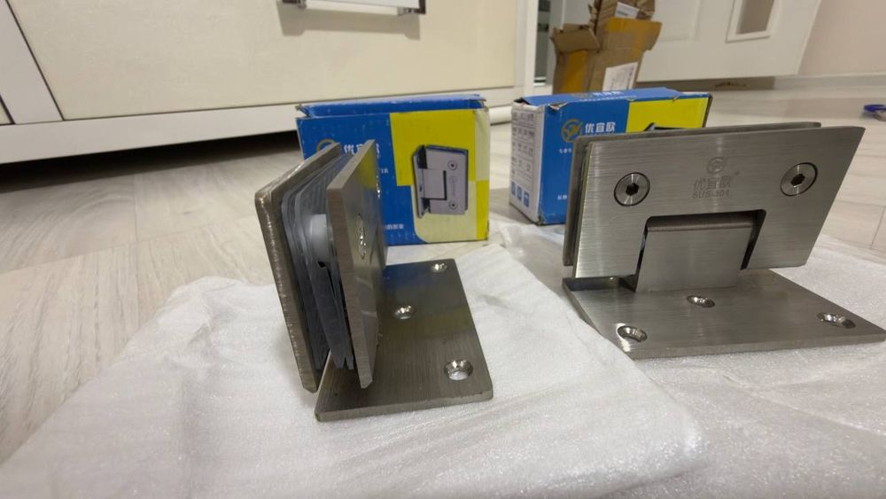 Петля для стеклянной двери.