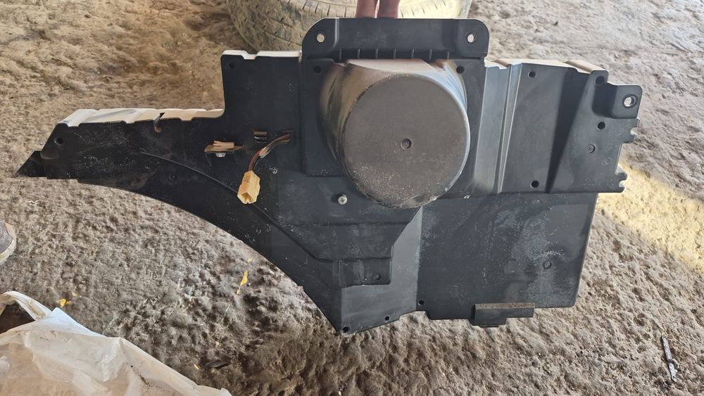 Subwoofer Mitsubishi Pajero 2008