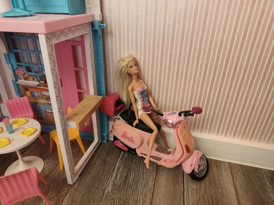 Трансформираща къща на Barbie с аксесоари +две барбита и мотор подарък