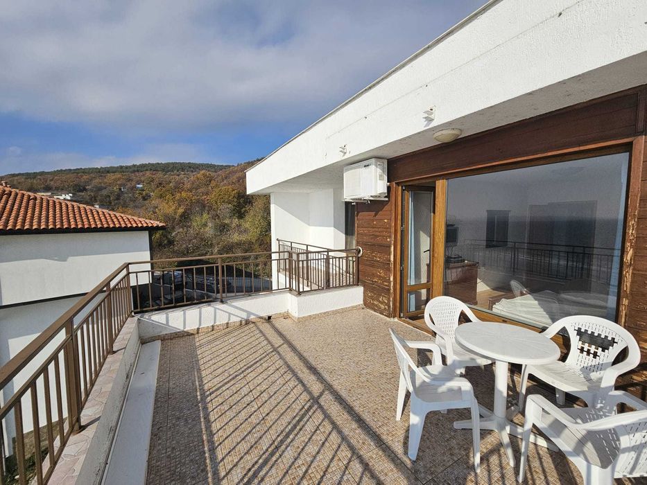 Просторен тристаен апартамент с фронтална гледка море, Първа линия