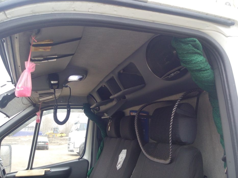 полка в салон авто.