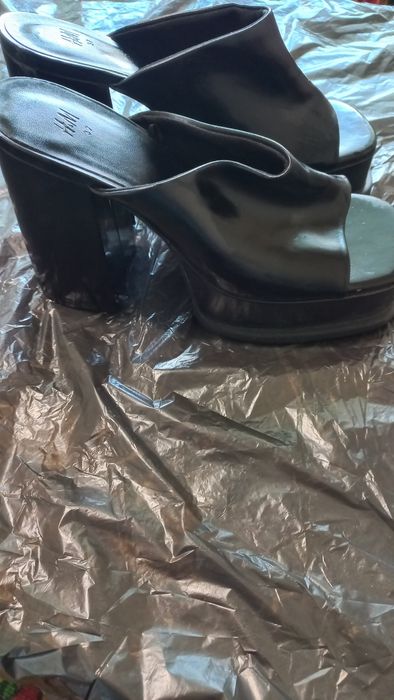 Дамскичерни чехли