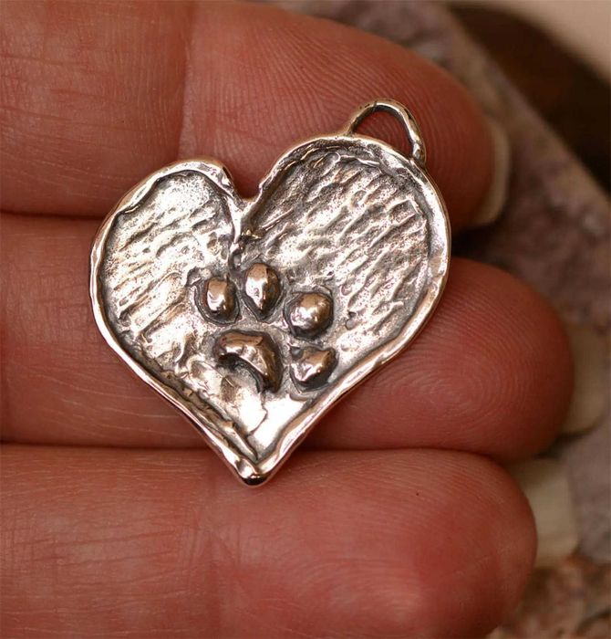 Сребърен медальон 925 лапа върху сърце – талисман за вярност.