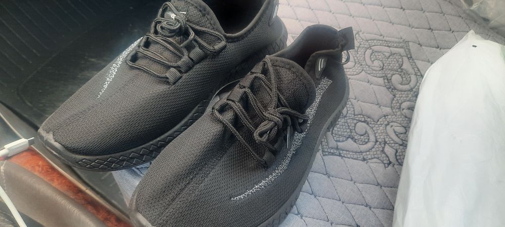 Кроссовки новые продам недорого