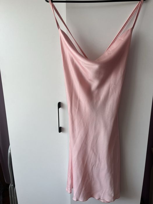 Розова сатенена рокля