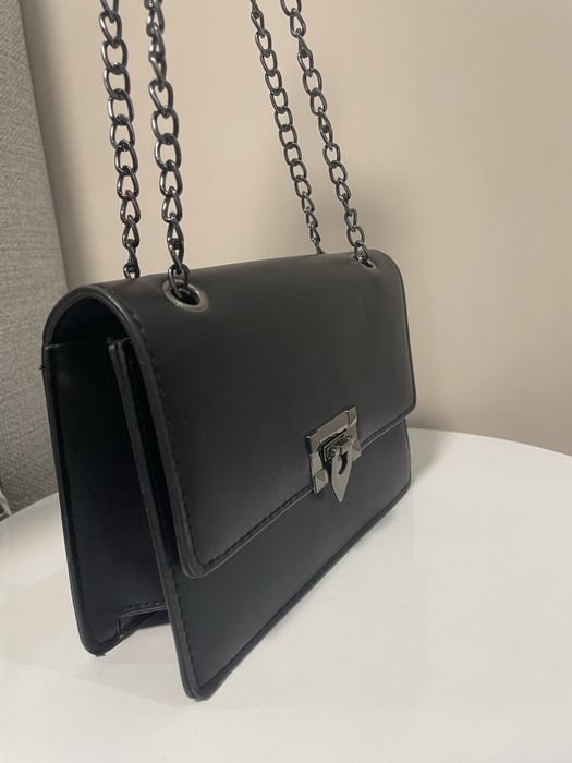 Черна малка чанта през рамо