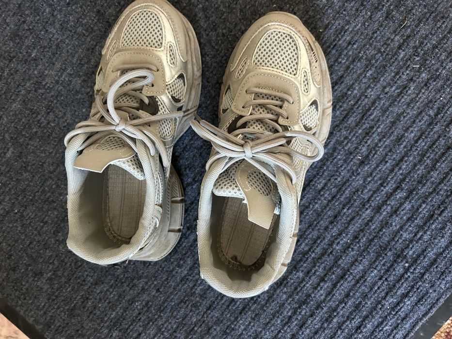 Продам женские кроссовки