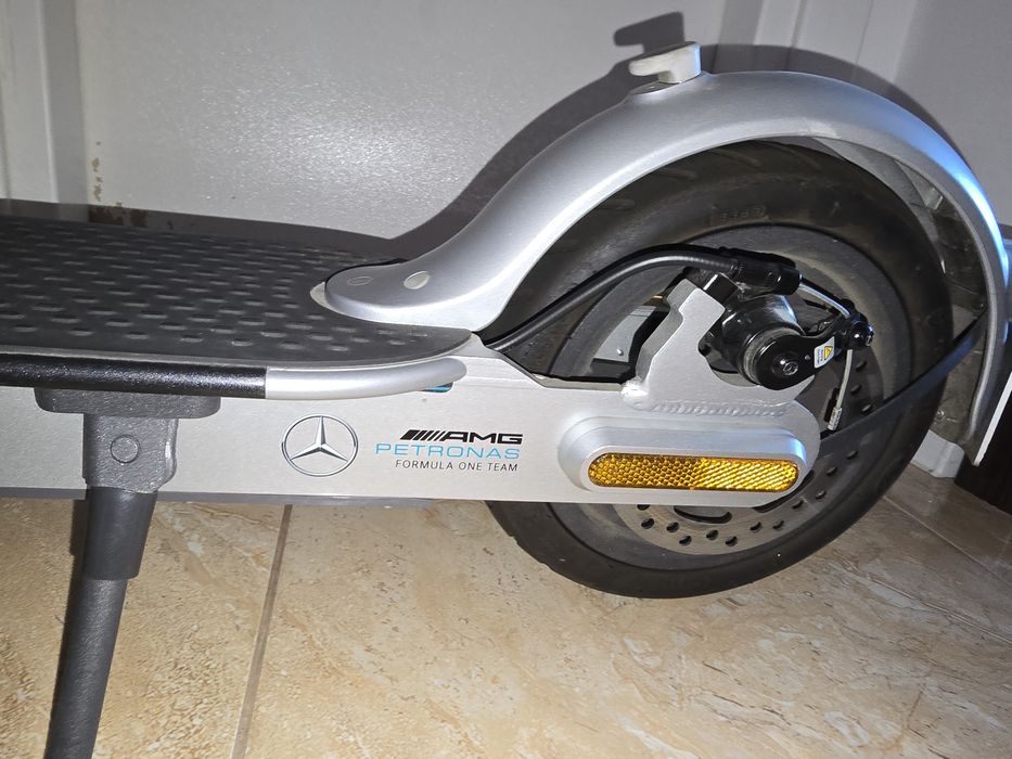 Trotineta electrica Xiaomi Mi Electric Scooter Pro 2: Mercedes AMG Petronas F1 Team Edition,