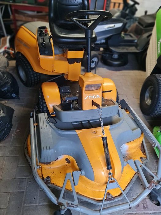 Tractoraș pentru tuns iarba