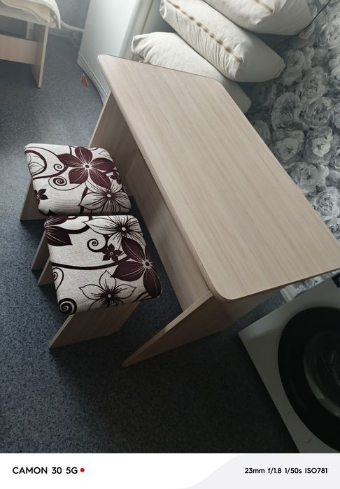 Продам кухонный стол и табуретки