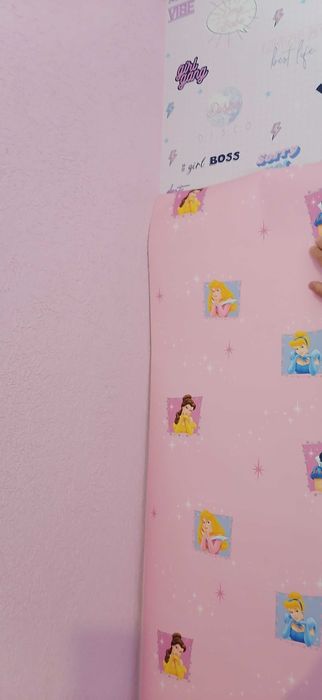 Тапети с лепило и розова боя.