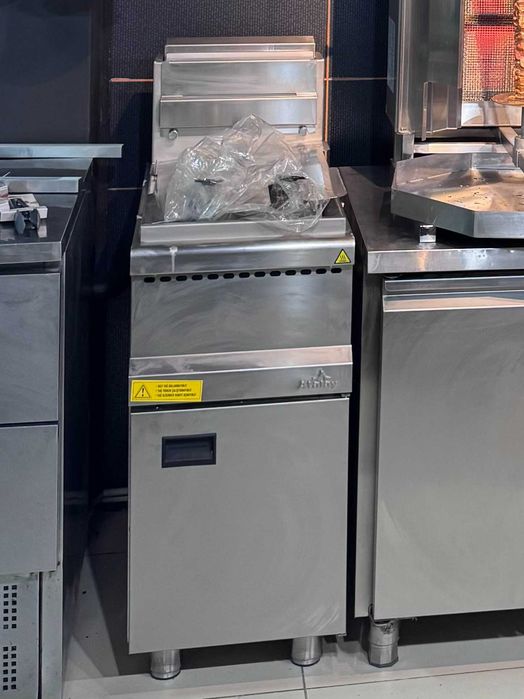 Echipamente HoReCa: mese reci, vitrine, rotisoare, plita electrica, friteuza gaz, congelator