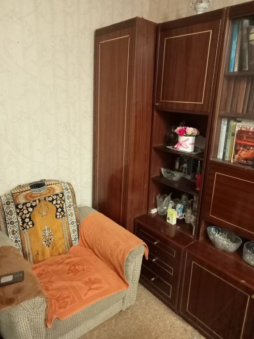 Стенка  столик журнальный два кресла
